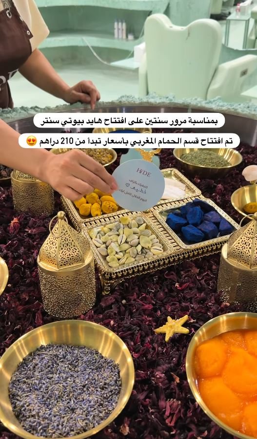 أوعية نحاسية بالأصباغ الطبيعية وبتلات الورد