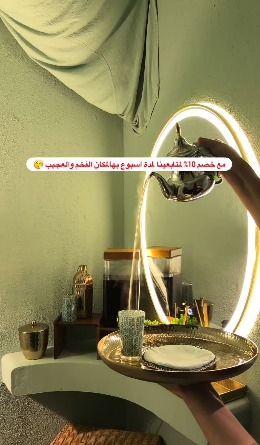 مرآة مضاءة وطاولة تحضير في الصالون