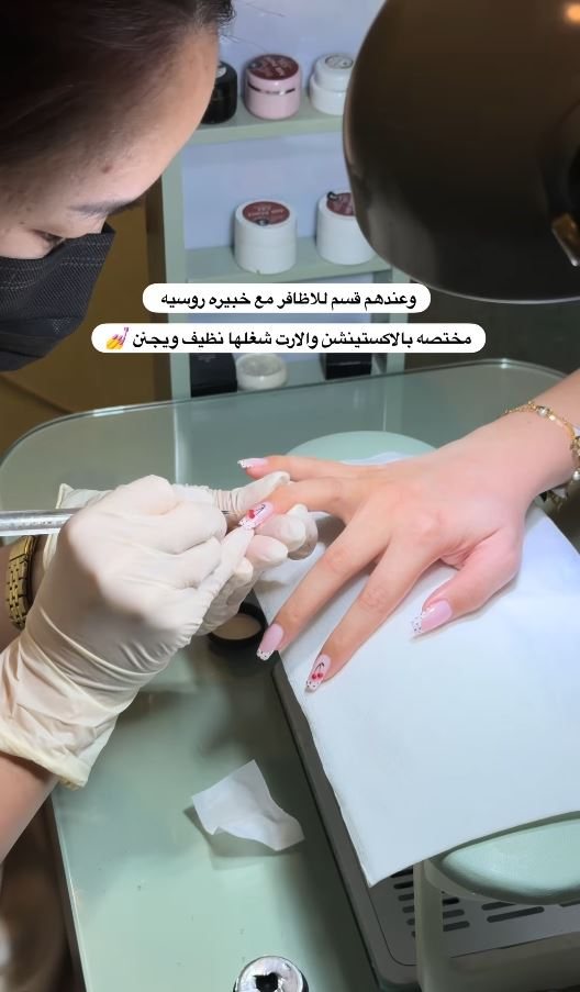 عمل أظافر دقيق داخل الصالون